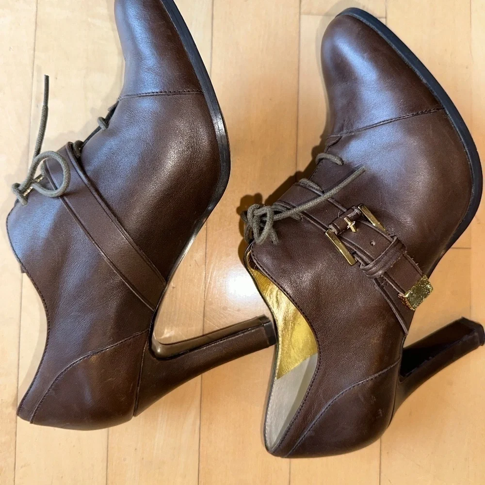 Banana Republic Brown Tie/ buckle bootie, 6.5. GD983